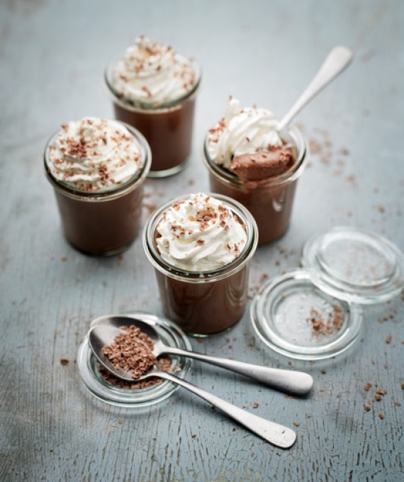 Petits pots de crème au chocolat et chantilly