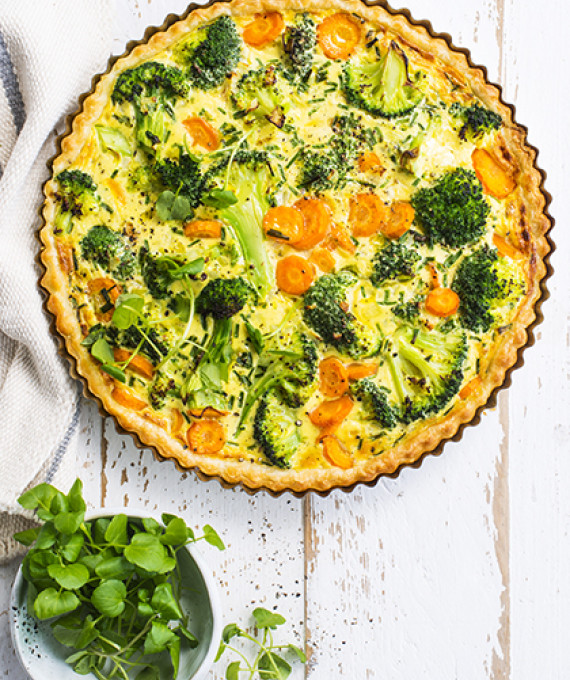 Tarte aux carottes nouvelles, brocolis et cresson