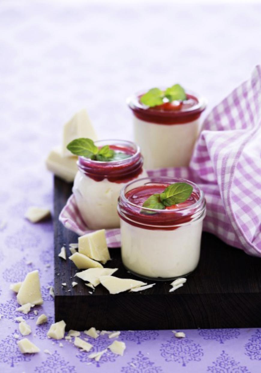 Panna cotta au chocolat blanc, coulis de fruits rouges
