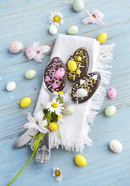 Cuillères de chocolat et petits œufs