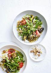 Salade de boulgour, aubergines, roquette et tomates
