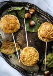 Mini galettes des rois au chocolat et aux noisettes, façon sucettes