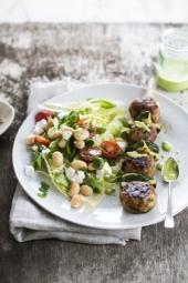 Boulettes de porc, salade de haricots blancs