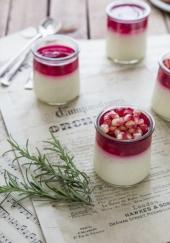 Panna cotta au romarin et à la grenade