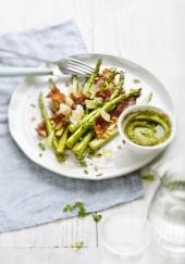 Asperges rôties, bacon, pignons et pesto
