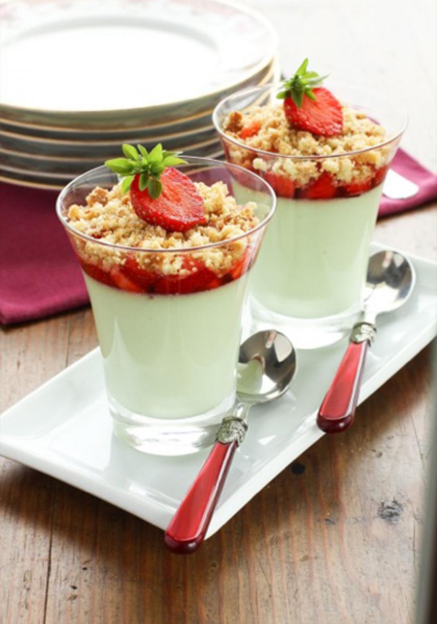 Panna cotta basilic et fraise en crumble
