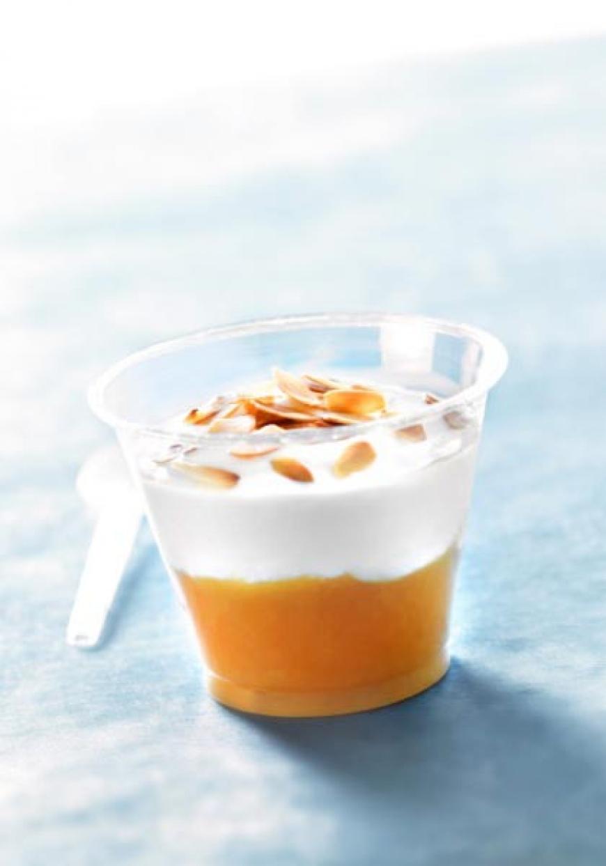 Verrine de compote d&#039;abricots, yaourt et amandes grillées