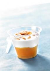 Verrine de compote d&#039;abricots, yaourt et amandes grillées