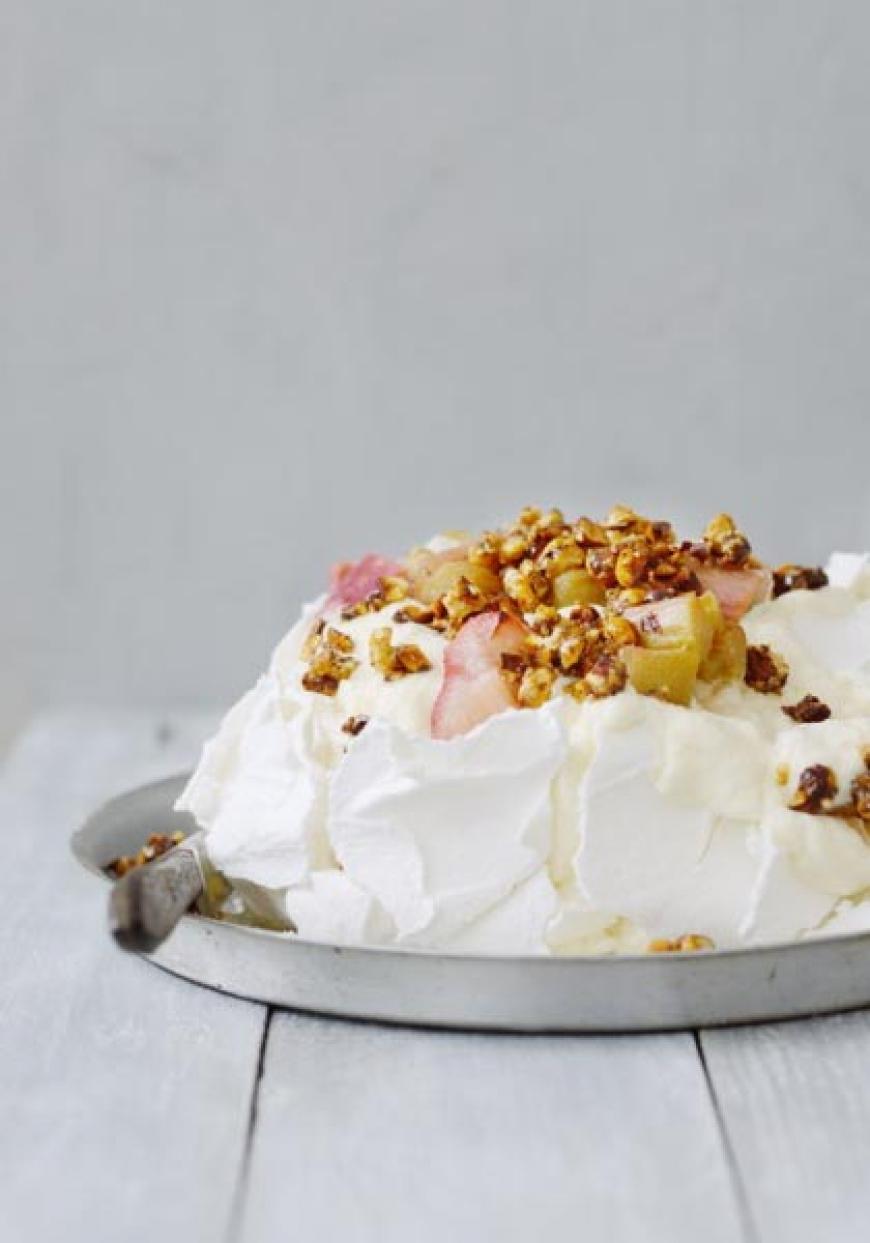 Pavlova au chocolat blanc, rhubarbe et noisettes caramélisées