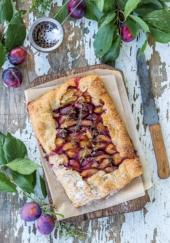 Tarte rustique aux prunes et au thym