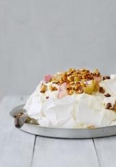 Pavlova chocolat blanc, rhubarbe et noisettes caramélisées