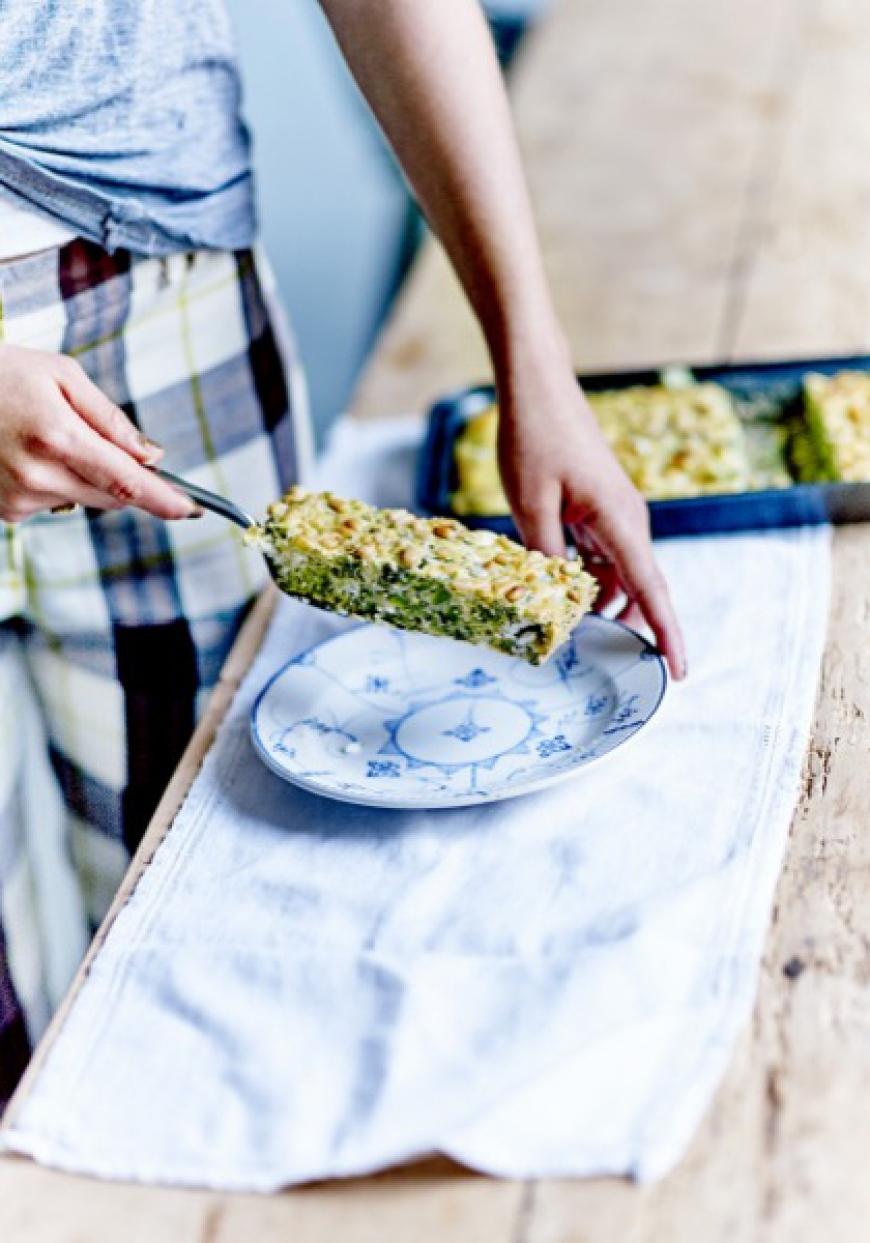 Gâteau de légumes verts, ciboulette et pignons