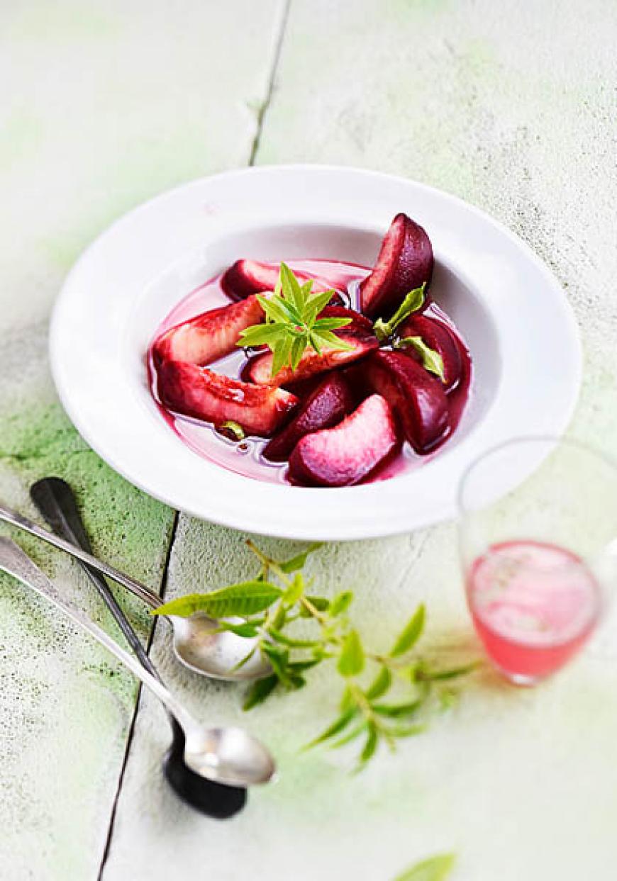 Pêches de vigne pochées au sirop de verveine