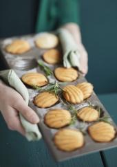 Madeleines au parmesan, au thym et au romarin