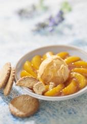 Pêches au sirop et glace caramel au beurre salé