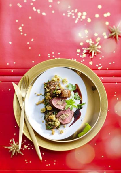 Roulé de magret de canard farci et crumble de cèpes
