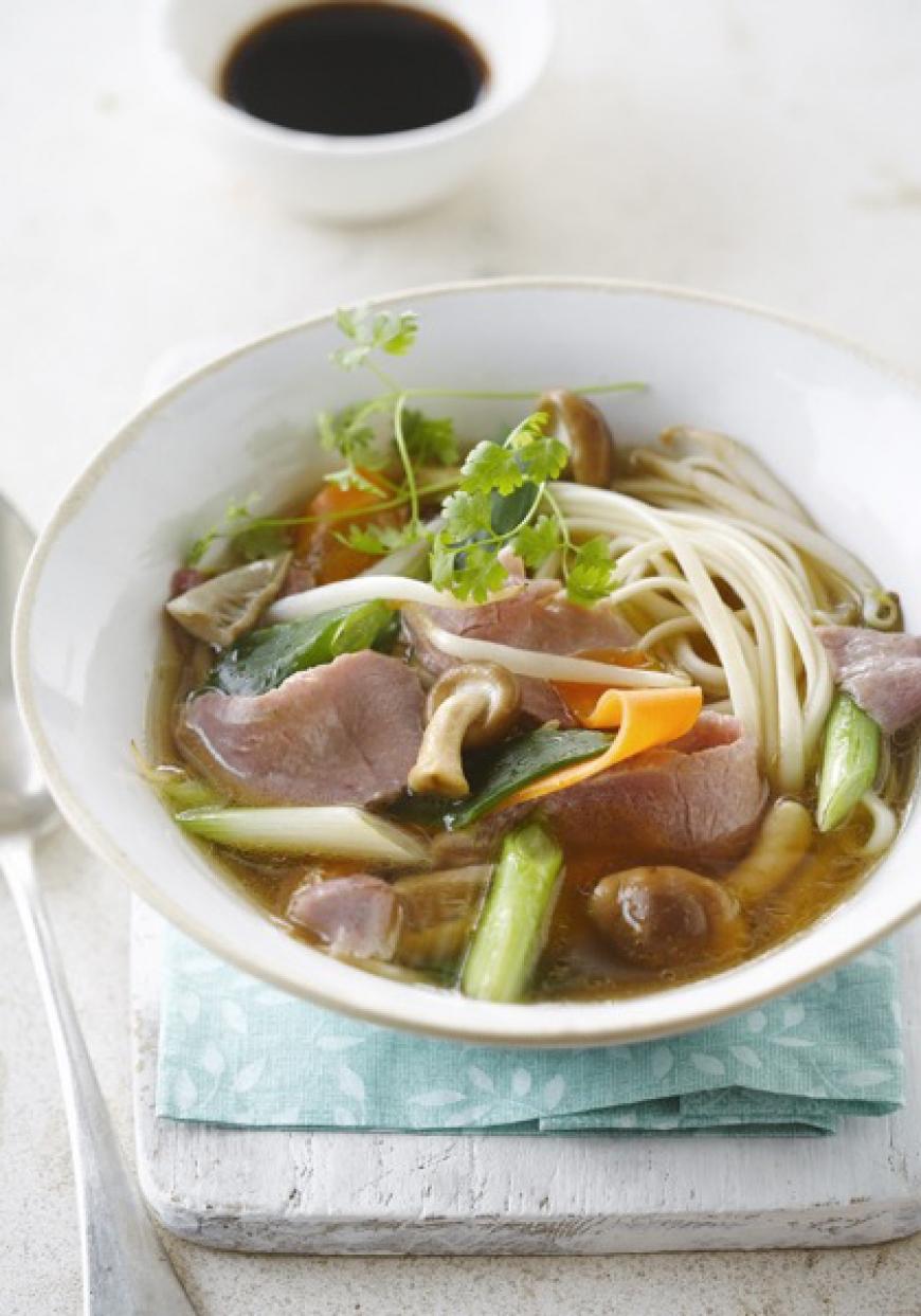 Boeuf à l&#039;asiatique aux nouilles et aux légumes
