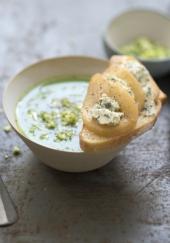 Soupe de brocolis, tartine à la poire et au bleu