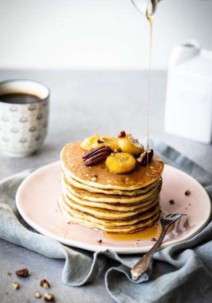 Pancakes au sirop d&#039;érable, noix de pécan et bananes