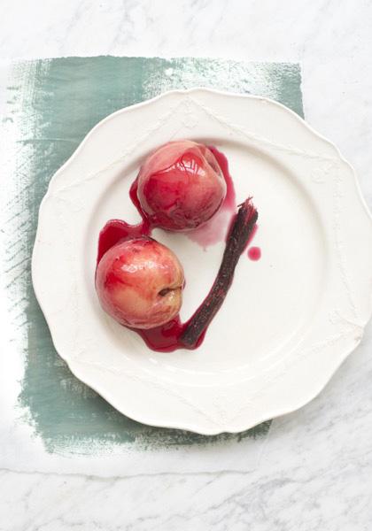 Pêches blanches pochées au sirop de framboise et réglisse