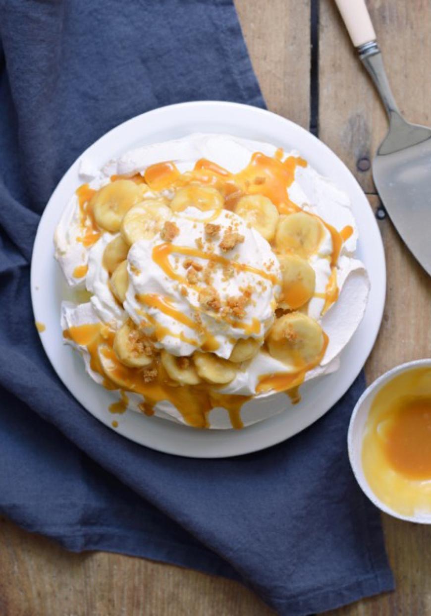 Pavlova banane sauce caramel