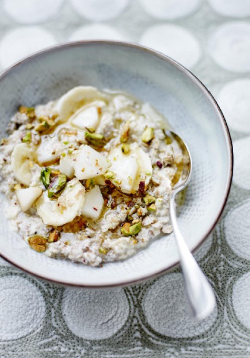Porridge de flocons d&#039;avoine au lait de riz, poire, bananes et pistaches