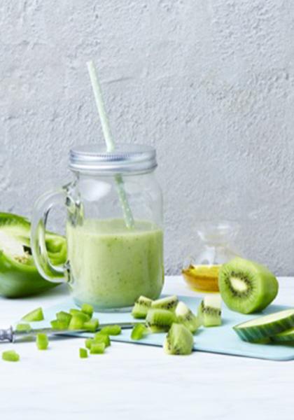 Smoothie vert pomme, kiwi, poivron et concombre